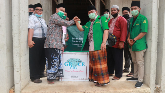 Ketua PW GP Ansor Bangka Belitung, Masmuni Mahatma saat menyerahkan bantuan.