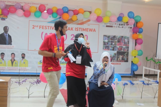 Festival Anak Istimewa SLB meramaikan peringatan Hari Disabilitas Internasional di Aceh Barat, Kamis (3/12). Foto: Siti Aisyah/acehkini