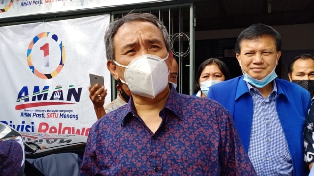 Politisi Partai Demokrat Andi Arif saat diwawancarai wartawan di Medan. Foto: Dok. Istimewa