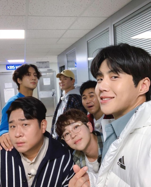 5 Potret Kim Seon Ho dengan Senyumnya yang Menawan, Adem Banget! (15874)
