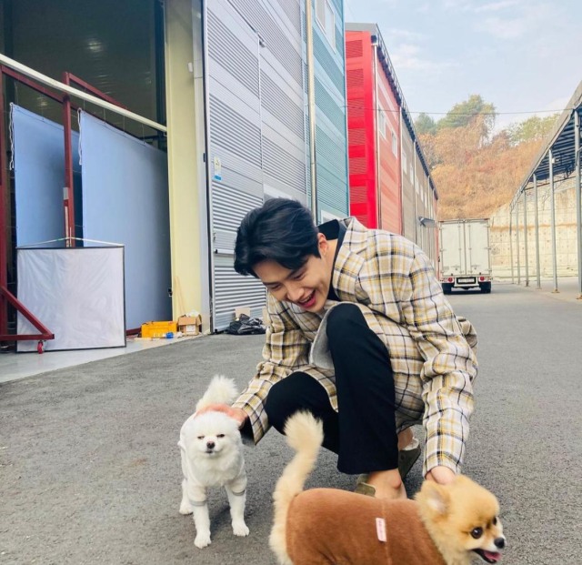 5 Potret Kim Seon Ho dengan Senyumnya yang Menawan, Adem Banget! (15875)
