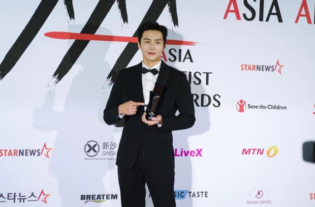 5 Potret Kim Seon Ho dengan Senyumnya yang Menawan, Adem Banget! (15876)
