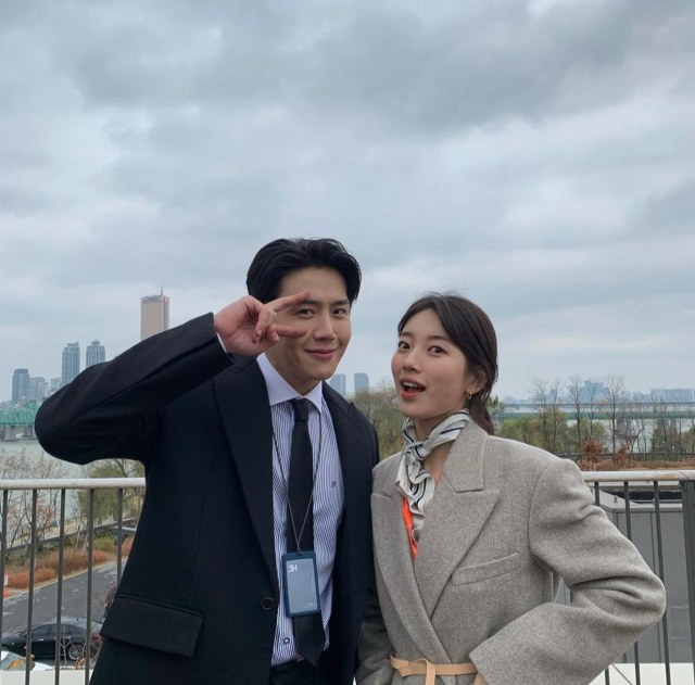 5 Potret Kim Seon Ho dengan Senyumnya yang Menawan, Adem Banget! (15877)