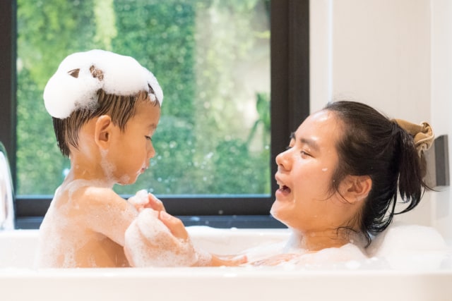 Ilustrasi mandi bersama anak. Foto: Shutterstock