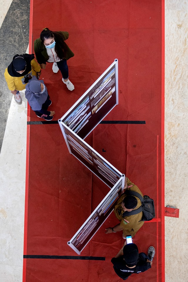 Pengunjung mengamati karya pameran fotografi "Kilas Balik 2018-2019 COVID-19" di atrium OPI mall Palembang, Sumatera Selatan, Rabu (3/12). Foto: Nova Wahyudi/ANTARA FOTO