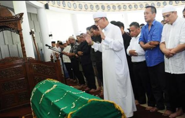 Tata Cara Sholat Jenazah Laki Laki Sesuai Anjuran Islam Kumparan Com