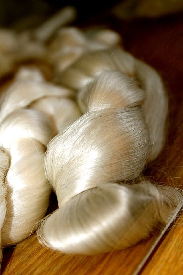 Serat wol adalah serat alami yang dihasilkan dari
