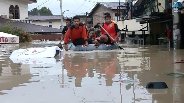 Tim sar menyusuri banjir menggunakan perahu karet di Kota Medan, Sumatera Utara, Jumat (4/12). Foto: Dok. Istimewa