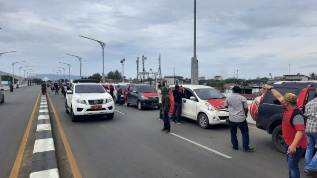 Milad GAM, Puluhan Mobil Berbendera Bintang Bulan Konvoi di Banda Aceh (94309)