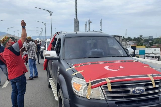 Milad GAM, Puluhan Mobil Berbendera Bintang Bulan Konvoi di Banda Aceh (94310)