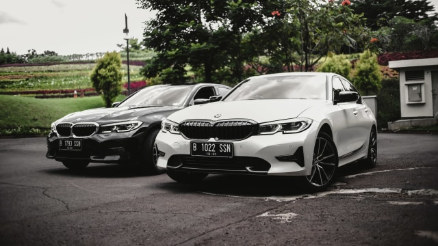 Foto: BMW 320i Sport, Asyik Dikendarai di Jalan Raya dan Sirkuit (136580)