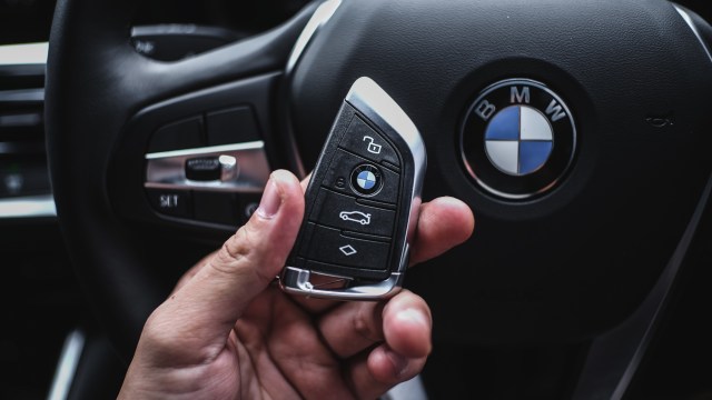 Foto: BMW 320i Sport, Asyik Dikendarai di Jalan Raya dan Sirkuit (136583)
