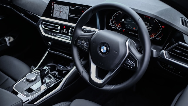 Foto: BMW 320i Sport, Asyik Dikendarai di Jalan Raya dan Sirkuit (136581)
