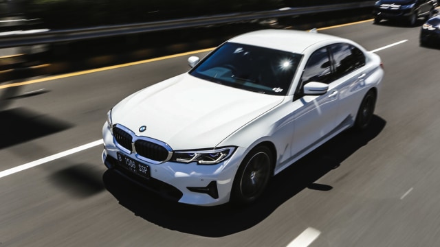 Foto: BMW 320i Sport, Asyik Dikendarai di Jalan Raya dan Sirkuit (136565)