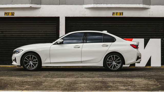 Foto: BMW 320i Sport, Asyik Dikendarai di Jalan Raya dan Sirkuit (136574)