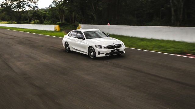 Foto: BMW 320i Sport, Asyik Dikendarai di Jalan Raya dan Sirkuit (136573)