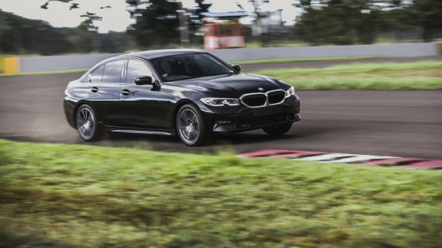 Foto: BMW 320i Sport, Asyik Dikendarai di Jalan Raya dan Sirkuit (136575)