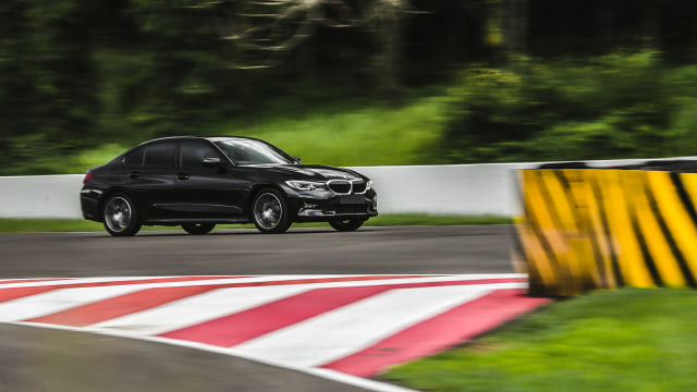 Foto: BMW 320i Sport, Asyik Dikendarai di Jalan Raya dan Sirkuit (136577)