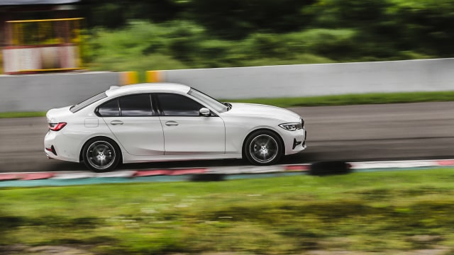 Foto: BMW 320i Sport, Asyik Dikendarai di Jalan Raya dan Sirkuit (136572)