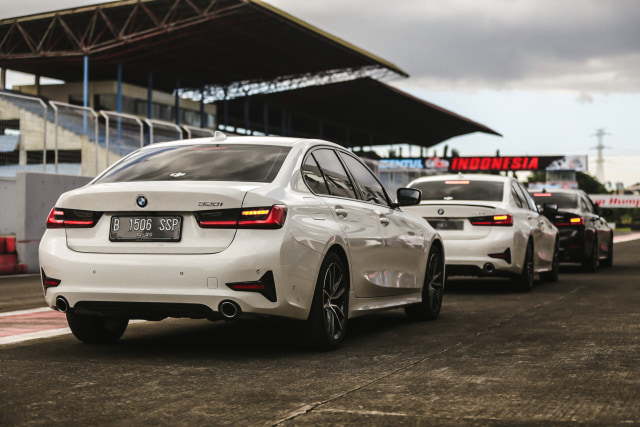 Foto: BMW 320i Sport, Asyik Dikendarai di Jalan Raya dan Sirkuit (136568)