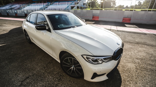 Foto: BMW 320i Sport, Asyik Dikendarai di Jalan Raya dan Sirkuit (136564)