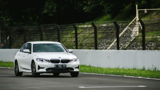 Foto: BMW 320i Sport, Asyik Dikendarai di Jalan Raya dan Sirkuit (136571)