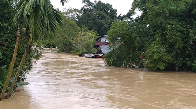 Hujan deras membuat air Sungai Deli meluap. Foto: Sumut News.