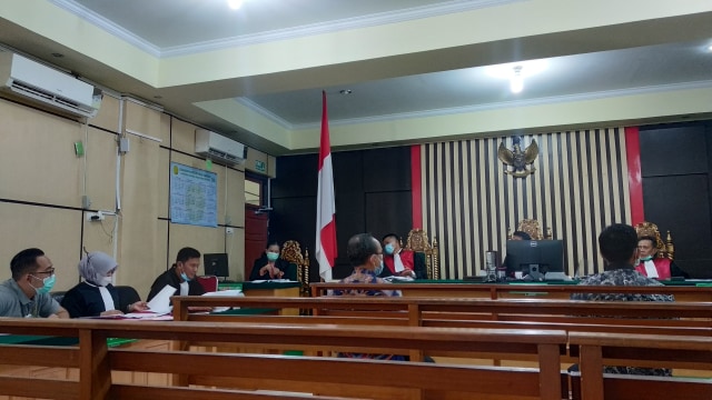 Terdakwa kasus kredit fiktif di Bank Mandiri Sam Ratulangi Jambi menjalani persidangan di Pengadilan Tipikor Jamb/Yovy Hasendra