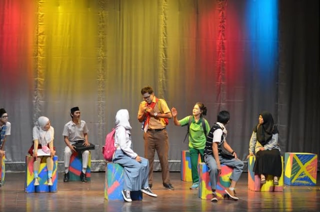 Potret dari teater zat yang berjudul 'Digugu & Ditiru'; Moralitas yang Berat Seorang Guru
