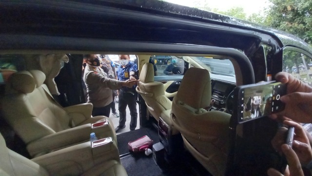 Mobil Toyota Alphard bernomor polisi AD 8945 JP yang ditumpangi bos tekstil