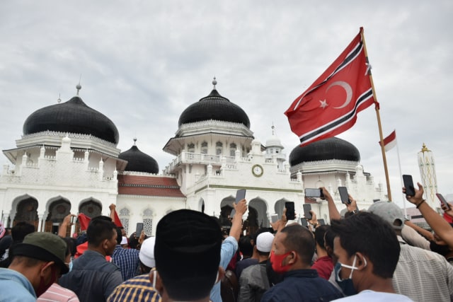 Bendera bintang bulan yang sempat dikibarkan di halaman Masjid Raya Baiturrahman, Banda Aceh, Jumat (4/12) pagi, bertepatan Milad ke-44 GAM. Foto: Yudiansyah/acehkini