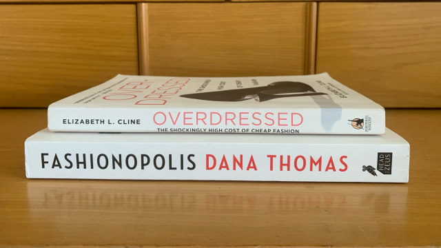Buku mode Overdressed (Elizabeth Cline, 2012) dan Fashionopolis (Dana Thomas, 2019).Koleksi pribadi Lynda Ibrahim.
