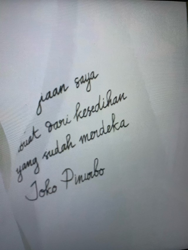 Petikan puisi Joko Pinurbo dalam busana Lulu Lutfi Labibi.Tangkapan layar gawai Lynda Ibrahim.