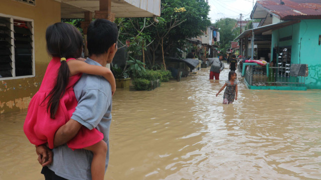 Kondisi pemukiman warga yang terendam banjir di Jalan Brigjend Katamso, Kecamatan Medan Maimun. Foto: Rahmat Utomo/kumparan