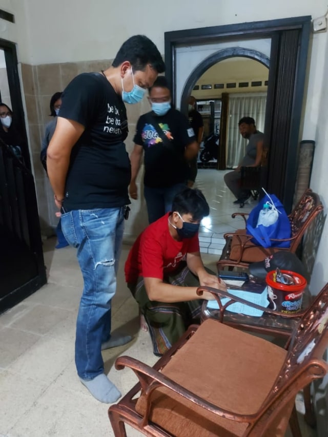 Polisi saat melakukan penggeledahan di rumah Iyut Bing Slamet. Foto: Dok. Istimewa