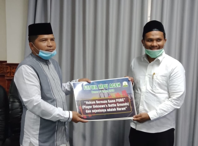 Majelis Permusyawaratan Ulama (MPU) Aceh, mengeluarkan sebanyak 100 stiker tentang fatwa MPU Aceh terkait game judi online dan PUBG. Foto: MPU Aceh