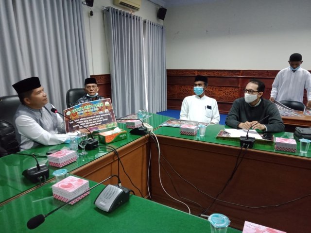 Majelis Permusyawaratan Ulama (MPU) Aceh, mengeluarkan sebanyak 100 stiker tentang fatwa MPU Aceh terkait game judi online dan PUBG. Foto: MPU Aceh