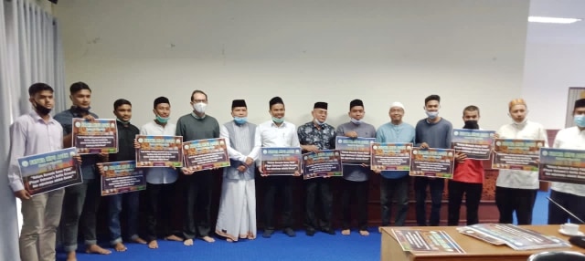 Majelis Permusyawaratan Ulama (MPU) Aceh, mengeluarkan sebanyak 100 stiker tentang fatwa MPU Aceh terkait game judi online dan PUBG. Foto: MPU Aceh
