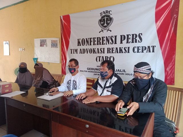 Perwakilan Muslimah Solo Raya, saat konferensi pers di Sekretariat Abdul Jalil, Banjarsari, Solo, Jumat (04/12).