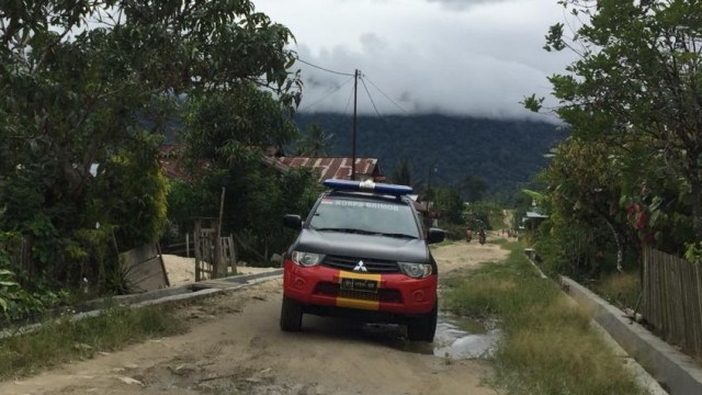 Salah satu mobil dinas Polri melintas di perkampungan Lembantongoa, Sigi, Sulteng. Foto: Tim PaluPoso