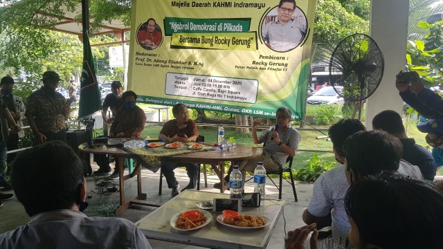 Rocky Gerung saat diskusi publik dengan tema "Ngobrol Demokrasi di Pilkada" yang digelar majelis daerah Kahmi Indamayu di salah satu kafe di Kabupaten Indramayu, Jumat (4/12/2020). (Tomi Indra)