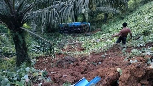 Mobil tangki pengangkut minyak kelapa sawit atau CPO terjun ke jurang di Mamuju, Sulawesi Barat. Foto: Dok. Istimewa 
