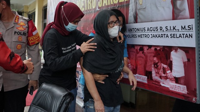 Mantan penyanyi cilik, Iyut Bing Slamet saat dihadirkan rilis narkoba di Polres Jakarta Selatan, Jakarta, Sabtu, (5/12).  Foto: Ronny