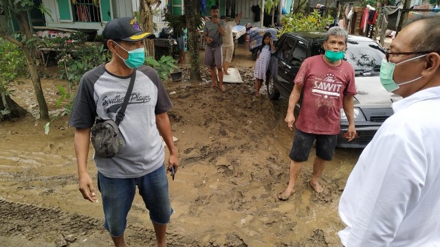 Akhyar-Salman di Hari Terakhir Kampanye: Bersepeda dan Temui Korban Banjir Medan (2)