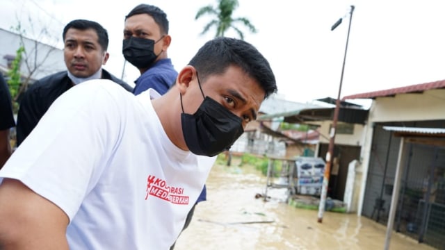 Bobby Nasution saat memantau lokais banjir di Kota Medan. Foto: Dok. Istimewa