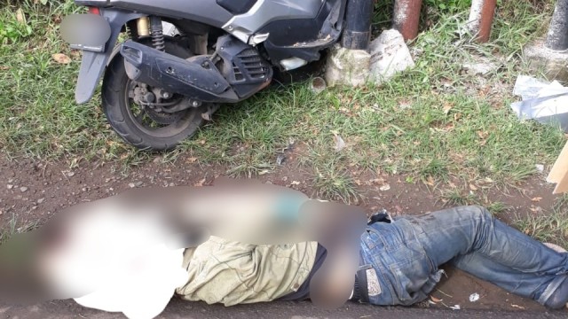 Pengendara motor meninggal usai tabrak tiangt listrik di Jalan Raya Ciputat-Parung. Foto: Dok. Istimewa