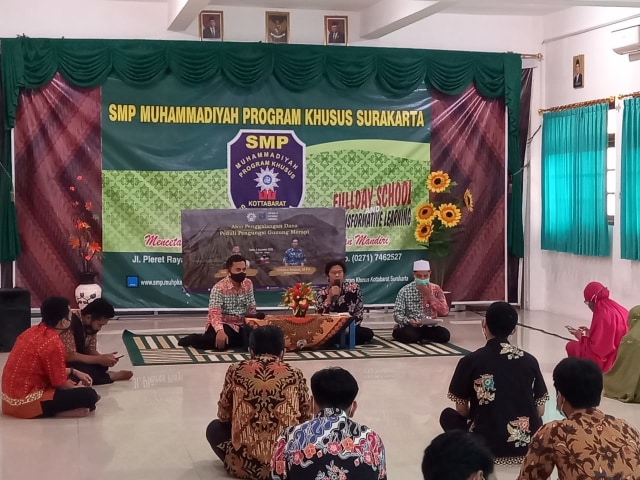 Keluarga besar SMP Muhammadiyah Program Khusus Surakarta bersama dengan Organisasi Ikatan Pelajar Muhammadiyah (IPM) SMP Muhammadiyah Program Khusus menggelar aksi peduli penggalangan dana terhadap pengungsi Gunung Merapi, yang dilakukan secara virtual, Sabtu (5/12)
