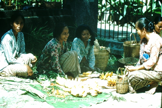 Suasana pasar di Surabaya tahun 1952. (Foto: @potretlawas/Twitter)