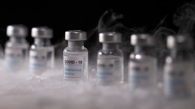 Ilustrasi vaksin corona. Foto: Dado Ruvic/REUTERS
