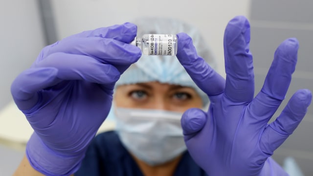Ilustrasi vaksin covid mengandung microchip. Foto: Maxim Shemetov/REUTERS